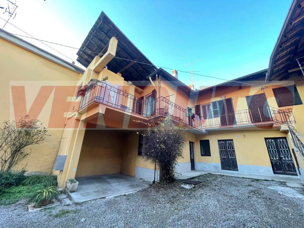 Casa Indipendente in vendita a Casorate Sempione via Genova