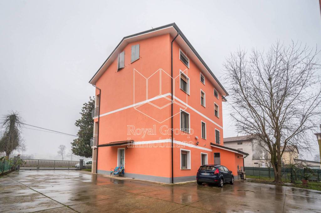 Villa Bifamiliare in vendita a Castelnovo di Sotto strada Gazzo, 23