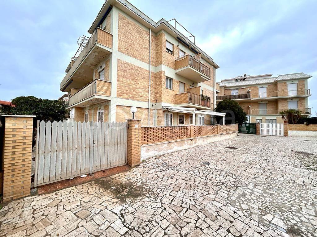 Appartamento in vendita a Pomezia lungomare delle Meduse, 274