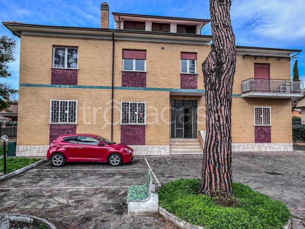 Appartamento in vendita a Roma viale di Castel Porziano, 403