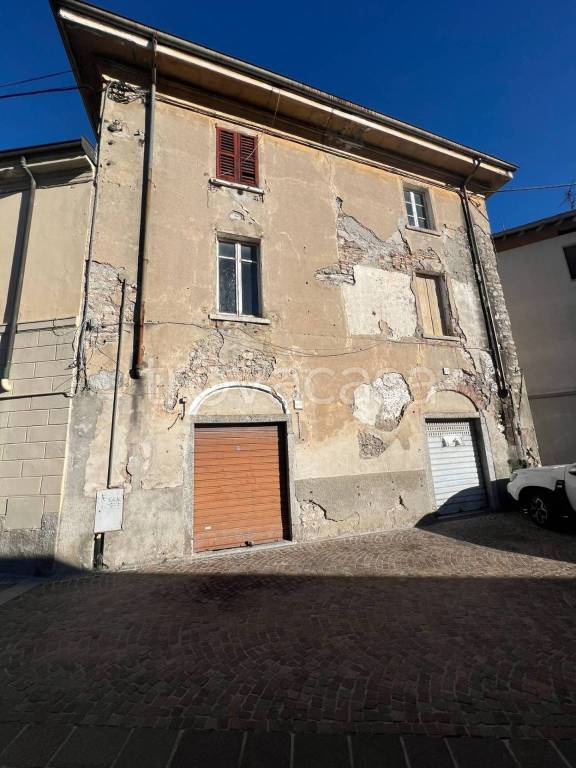Intero Stabile in vendita a Canzo via Chiesa, 32