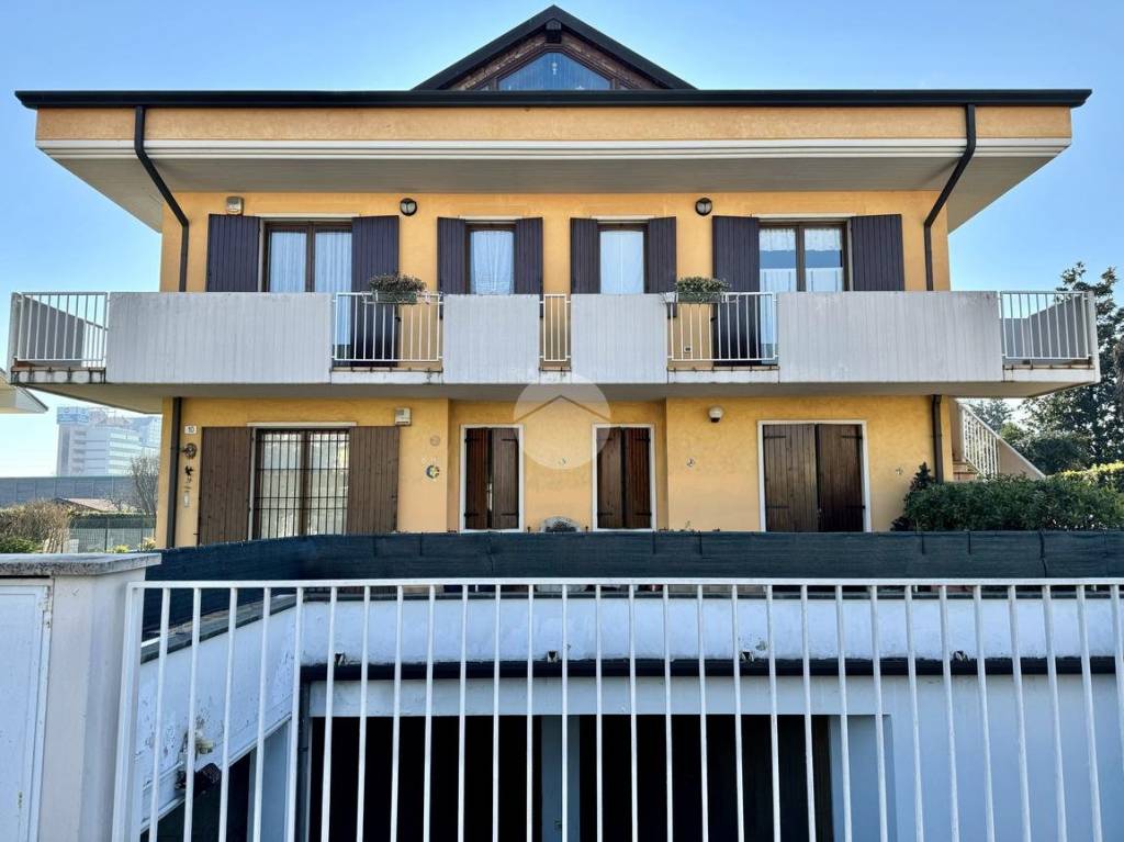 Villa Bifamiliare in vendita a Verona via Codigoro, 8