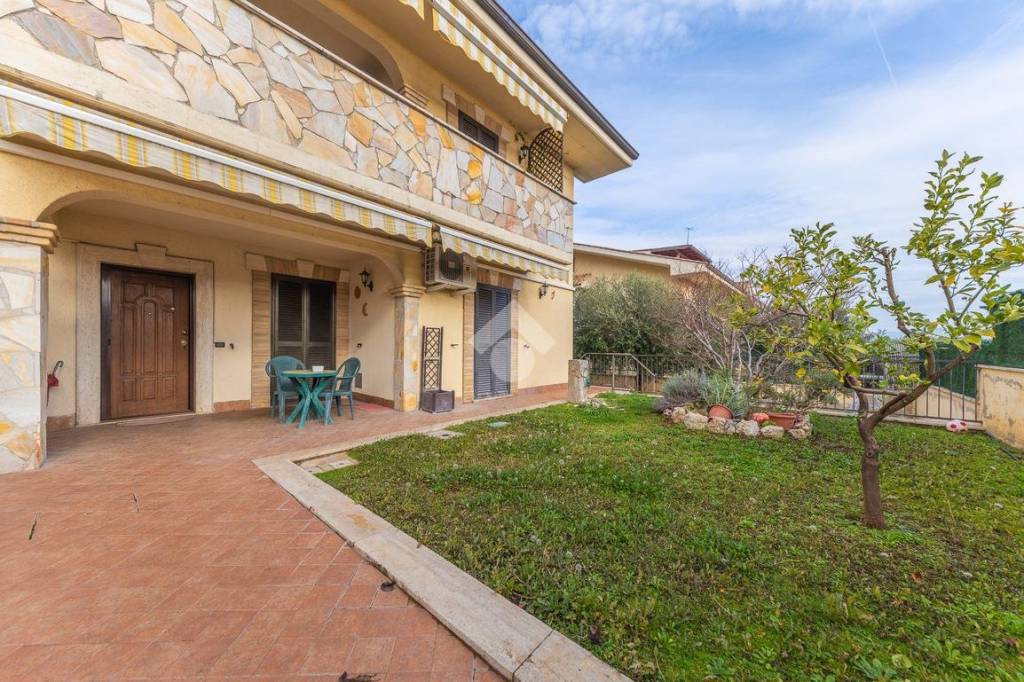 Appartamento in vendita a Roma via Massa di San Giuliano, 270