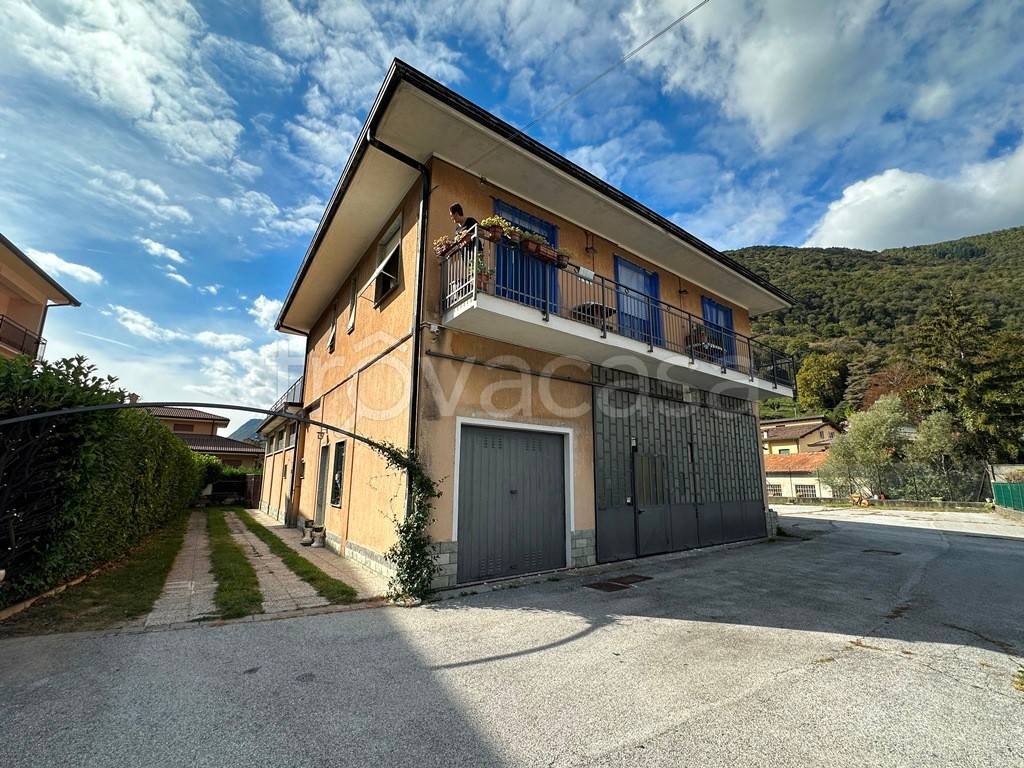 Villa in vendita a Valbrona via Alessandro Volta, 6