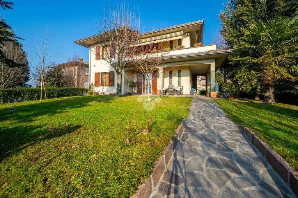 Villa in vendita a Gattatico via Ulisse Carmi, 1