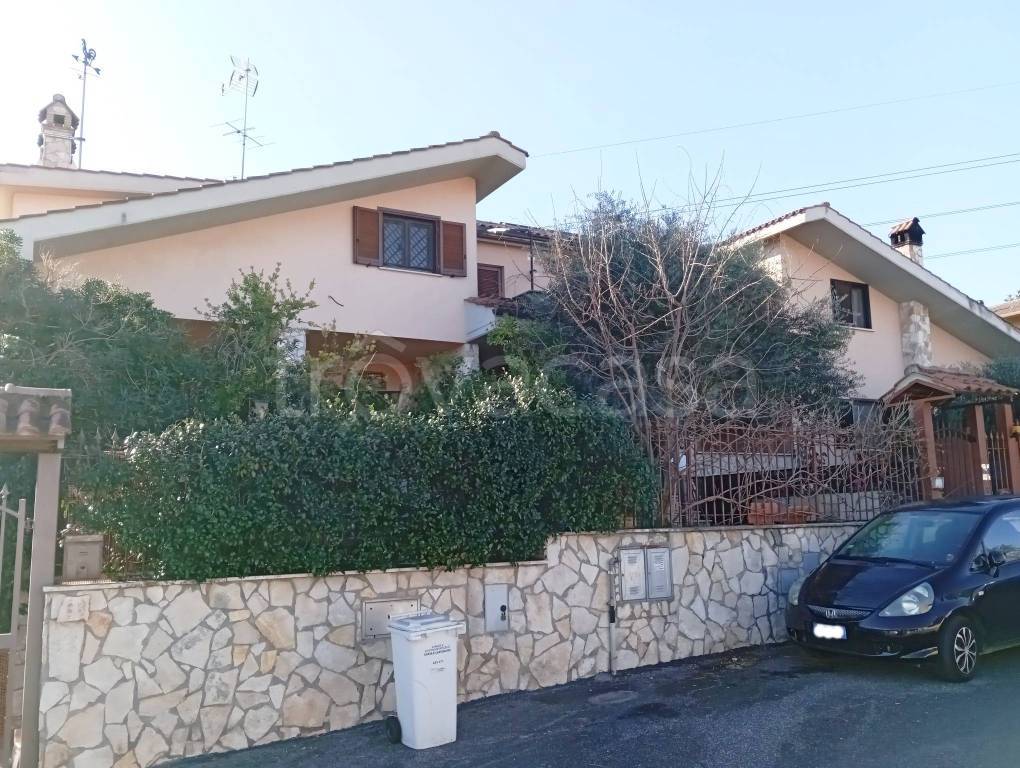 Villa Bifamiliare in vendita a Guidonia Montecelio via Caio Acilio, 33A