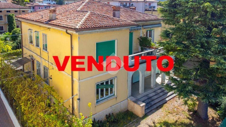 Villa Bifamiliare in vendita a Verona via delle logge, 42