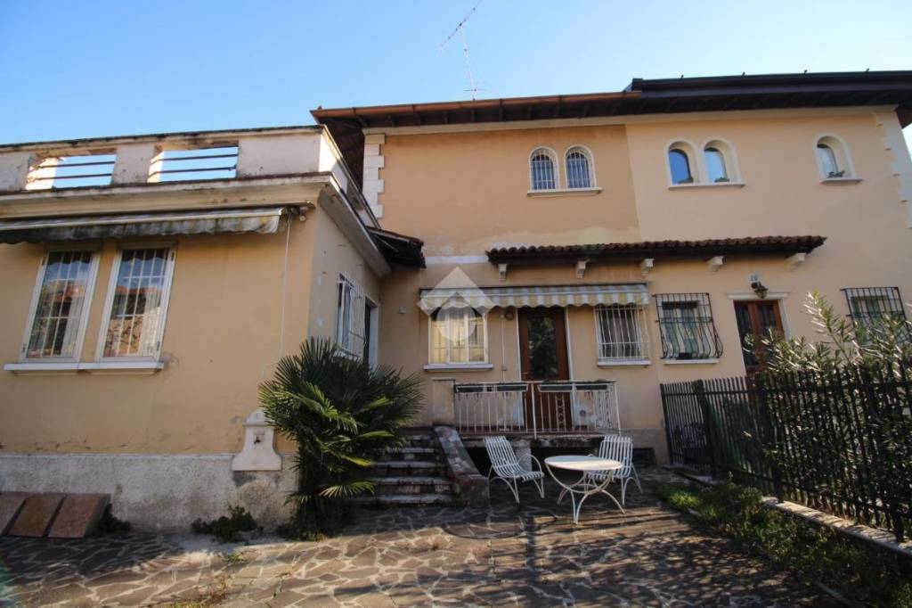 Villa Bifamiliare in vendita a Brescia via Monte Nero, 36