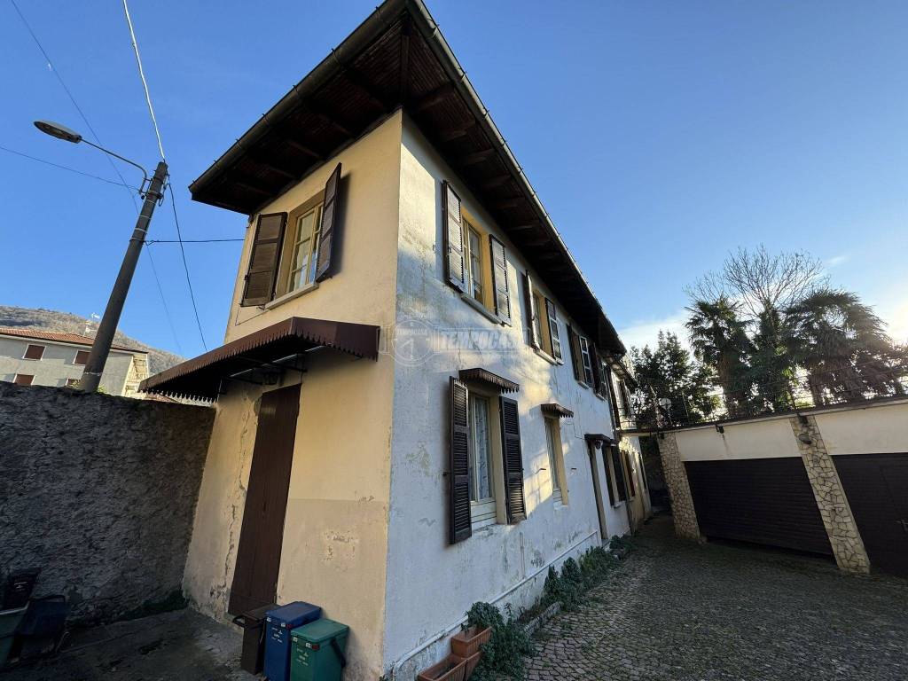 Casa Indipendente in vendita a Maccagno con Pino e Veddasca via Giacomo Matteotti 17