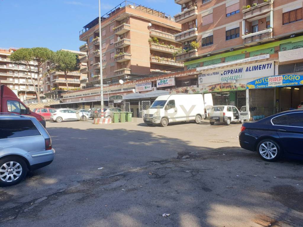Negozio in vendita a Guidonia Montecelio via Monte Bianco, 16