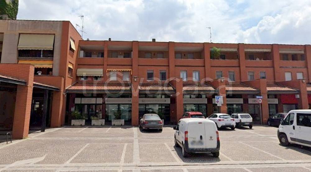 Negozio in vendita a Sannazzaro de' Burgondi piazza Mercato, 2