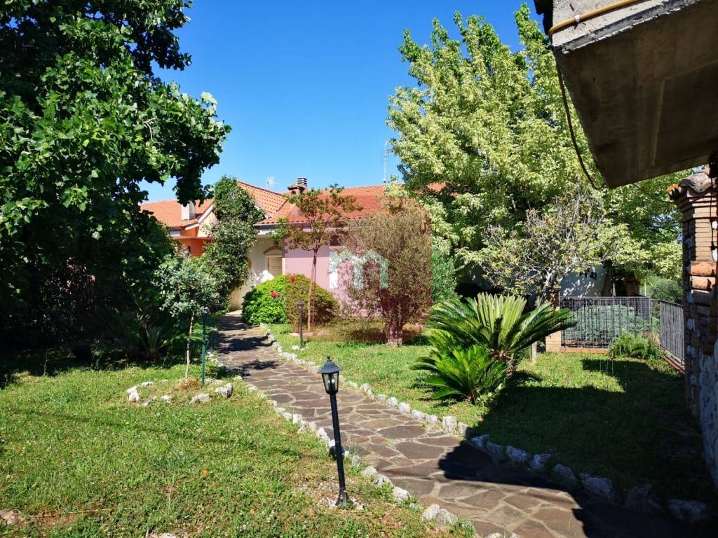 Villa Bifamiliare in vendita a Cori via Colle dell'Ara