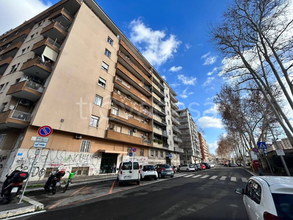 Appartamento in vendita a Roma via Val d'Aosta, 106