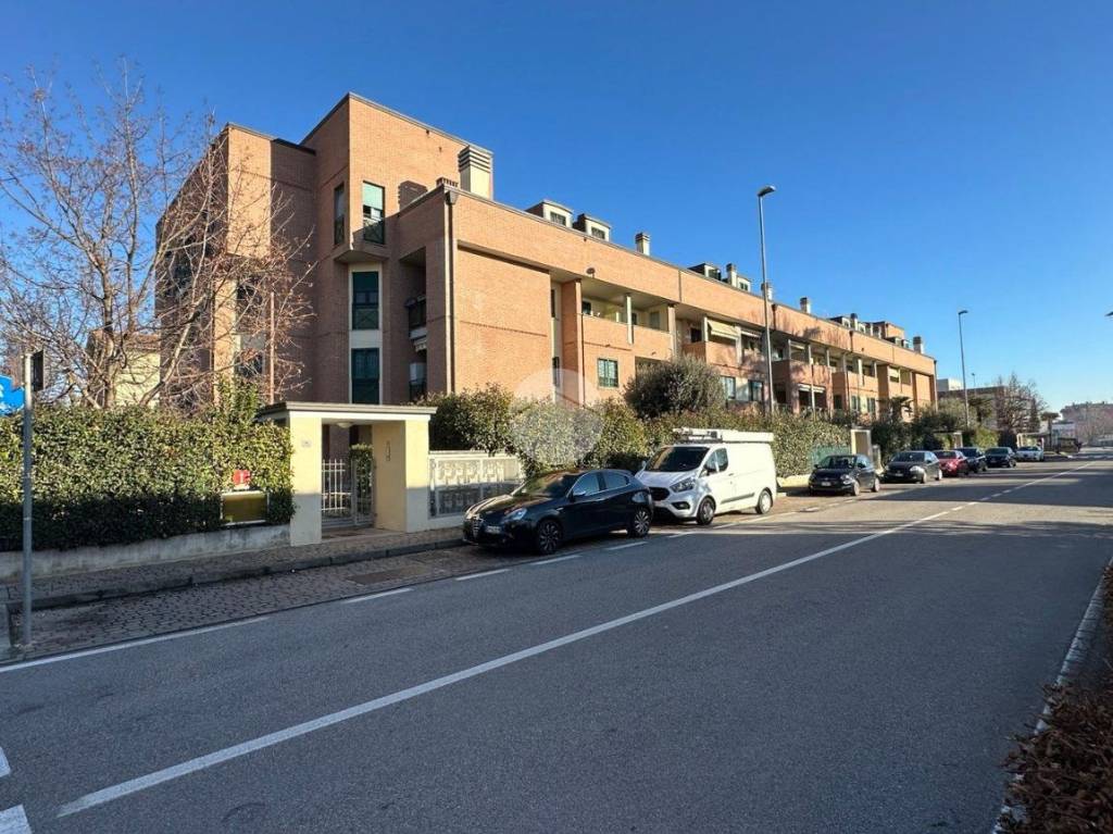 Appartamento in vendita a Pessano con Bornago via Fulvio Testi, 30