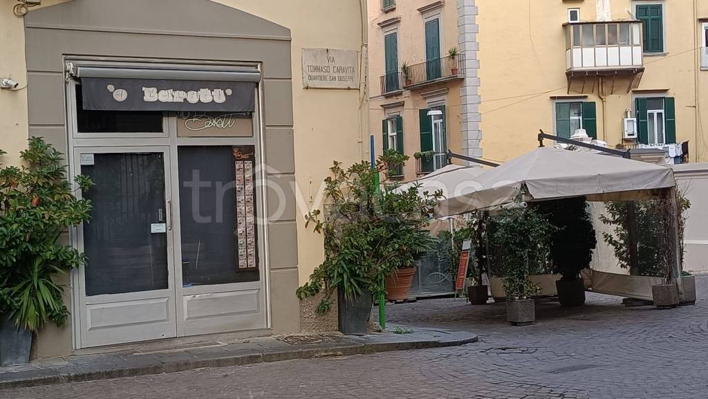 Bar in affitto a Napoli via Tommaso Caravita, 17