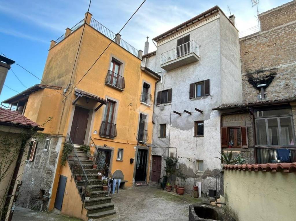 Appartamento in vendita a Viterbo via zuccari, 170