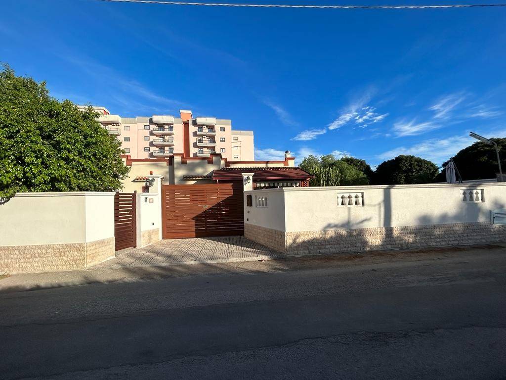 Villa in vendita a Taranto via Dragamine, 15, 74122 Taranto ta, Italia