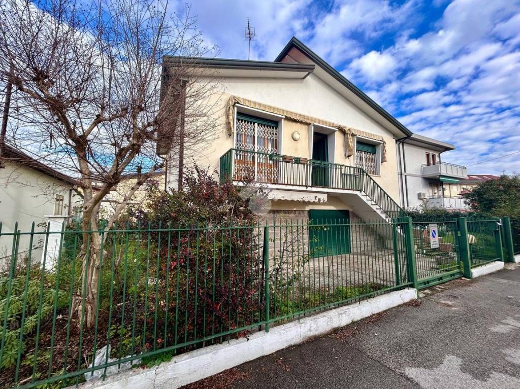 Villa in vendita a Padova via Salvo d'Acquisto