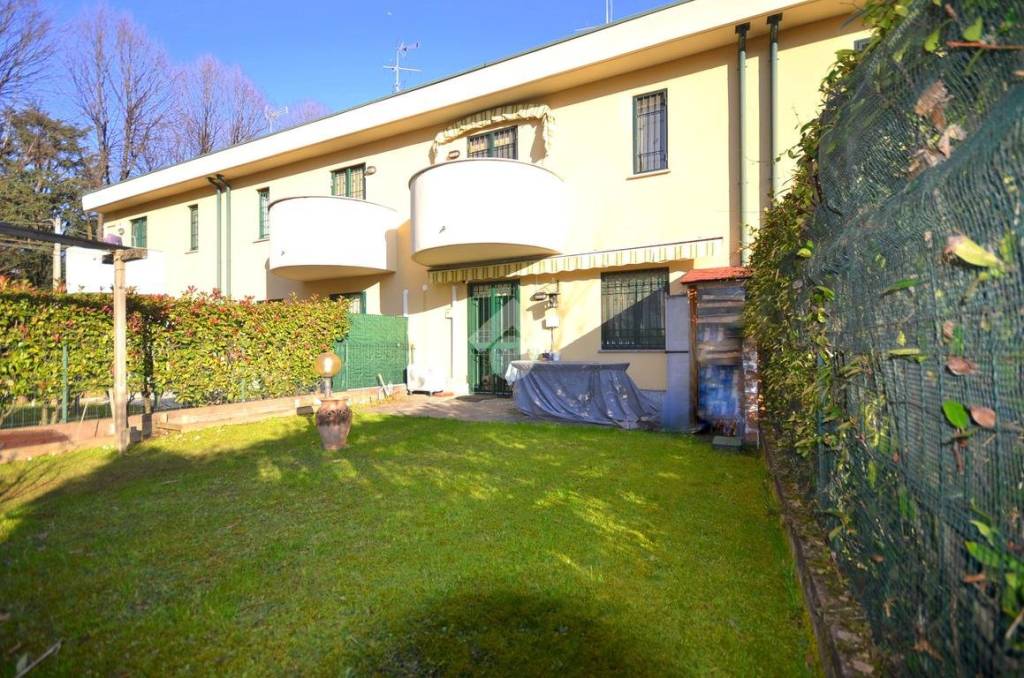 Villa a Schiera in vendita a Caronno Pertusella via meneghini, 26