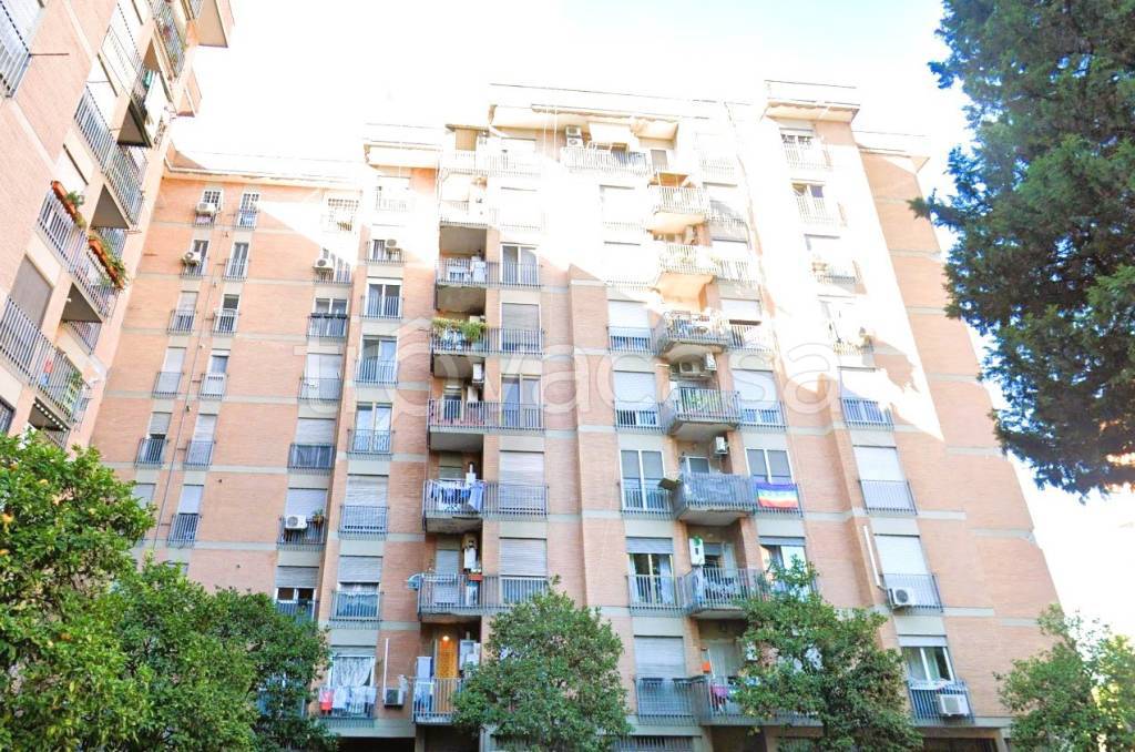 Appartamento in vendita a Roma via Foiano della Chiana, 7