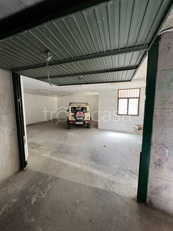 Garage in affitto a Lovere via Santa Maria, 5