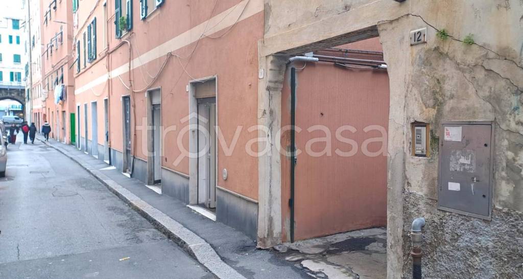 Magazzino in vendita a Genova via Augusto Albini