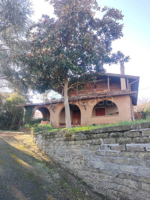Villa in vendita a Guidonia Montecelio via Caio Cornelio Nepote, 15