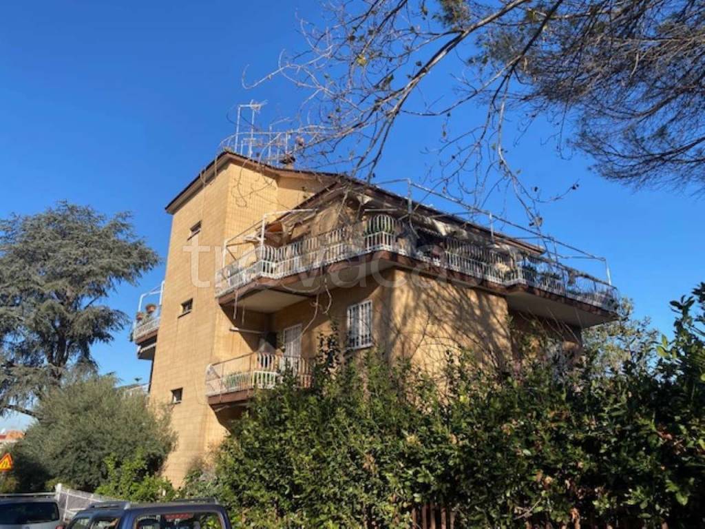 Appartamento in vendita a Roma via Mercato Saraceno 41