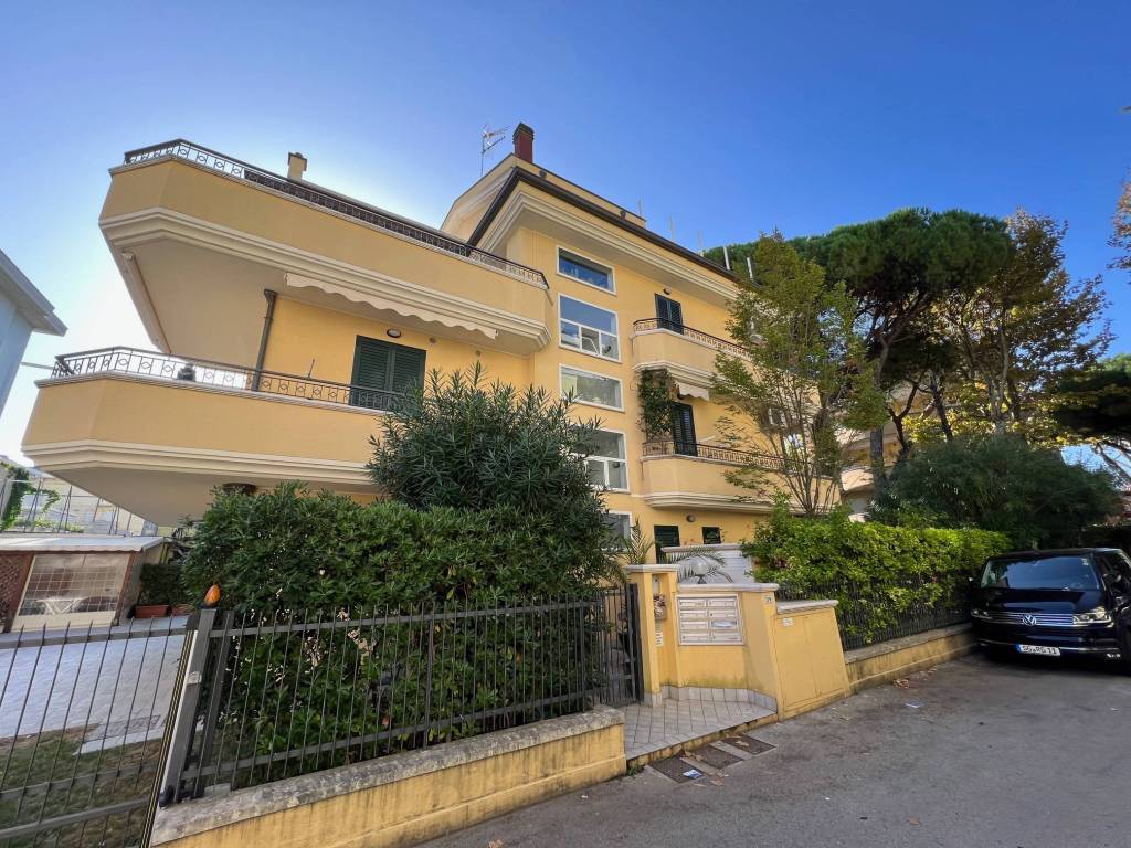 Appartamento in vendita a Riccione viale Nino Bixio, 29