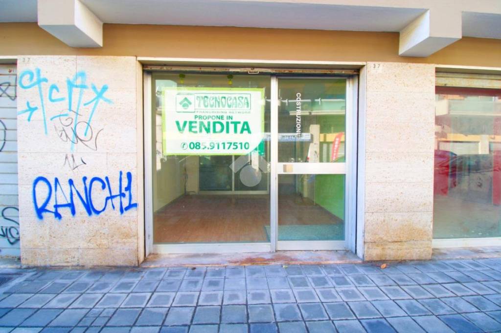 Garage in vendita a Pescara via Raffaello Sanzio, 37