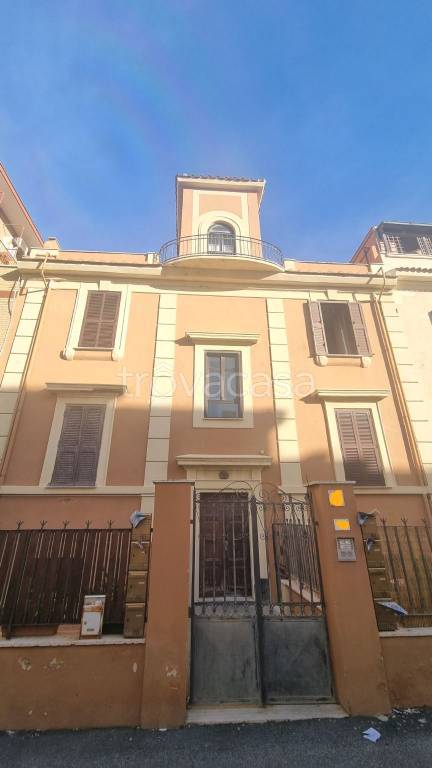 Appartamento in vendita a Roma via dei Fabbri Navali