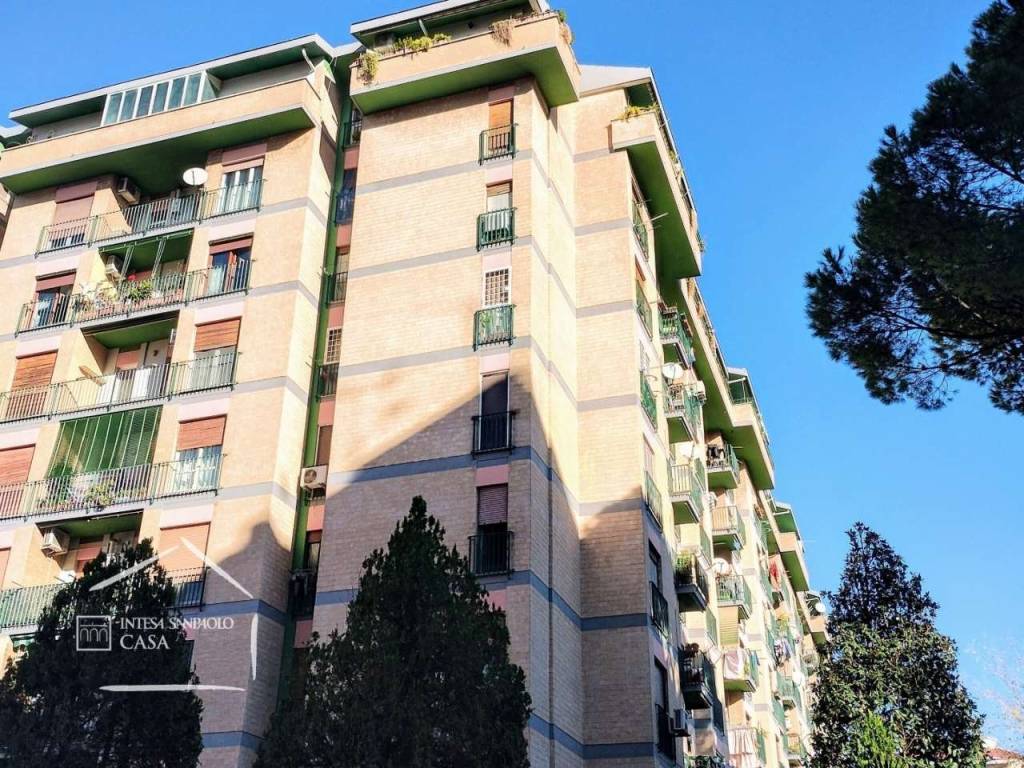 Appartamento in vendita a Roma via Pescaglia 71
