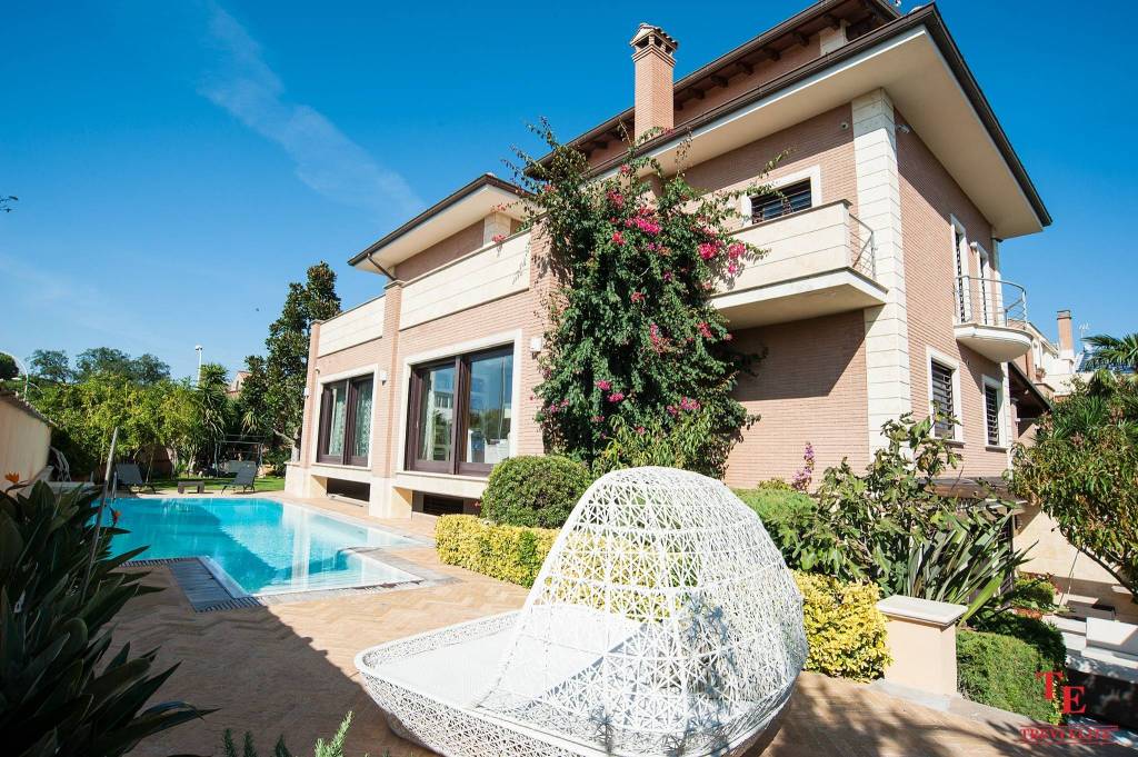 Villa in vendita a Roma via Prassitele