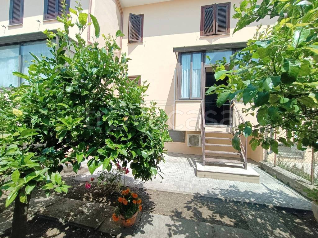 Villa a Schiera in vendita a Montalto di Castro via Giulio Cesare, 21