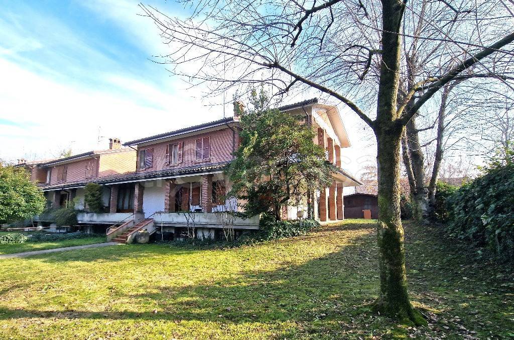 Villa in vendita a Reggio nell'Emilia via Benedetto Croce, 27
