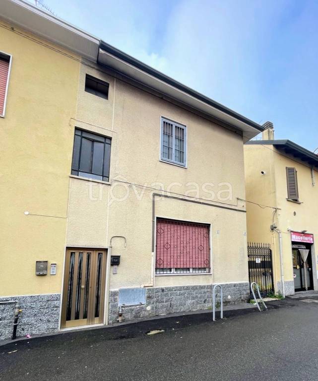 Casa Indipendente in vendita a Monza via Benvenuto Cellini, 9