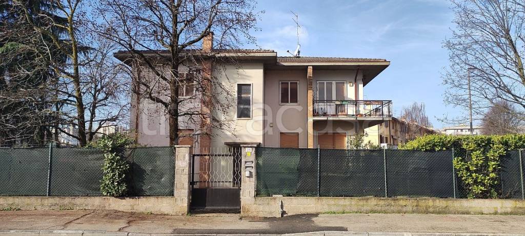 Villa Bifamiliare in vendita a Verona via Enna, 23