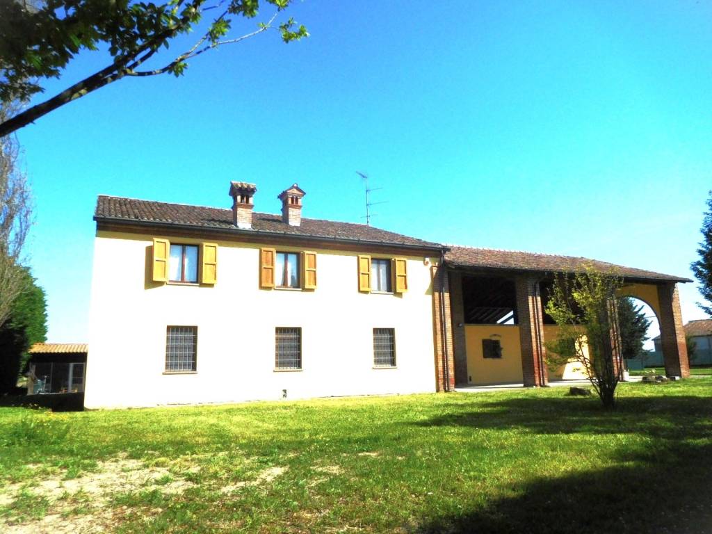 Casale in vendita a Monticelli d'Ongina via Boschi