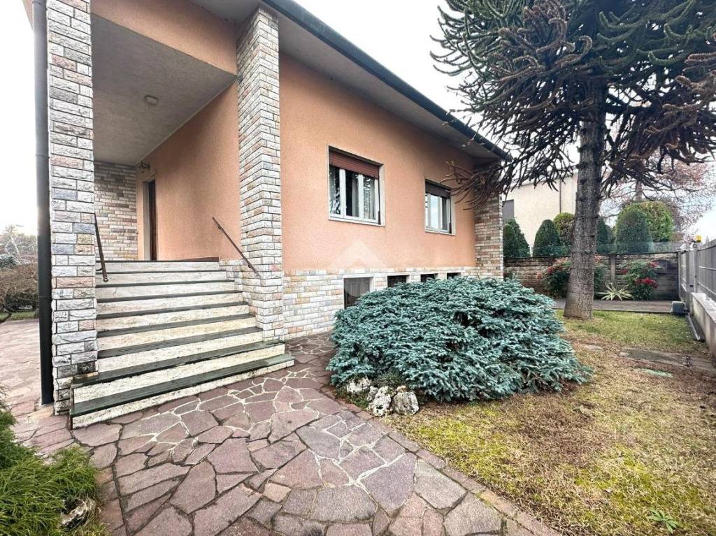 Villa in vendita a Legnano via Lucania, 13
