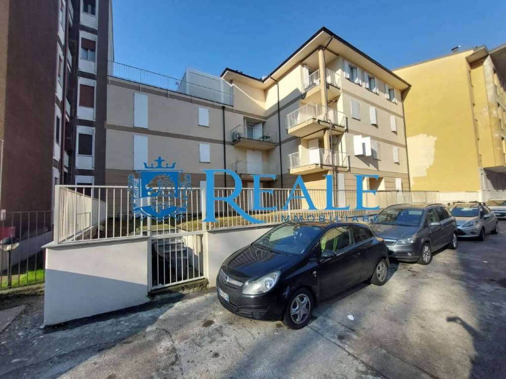 Appartamento in vendita ad Abbiategrasso via Beno De Gozzadini