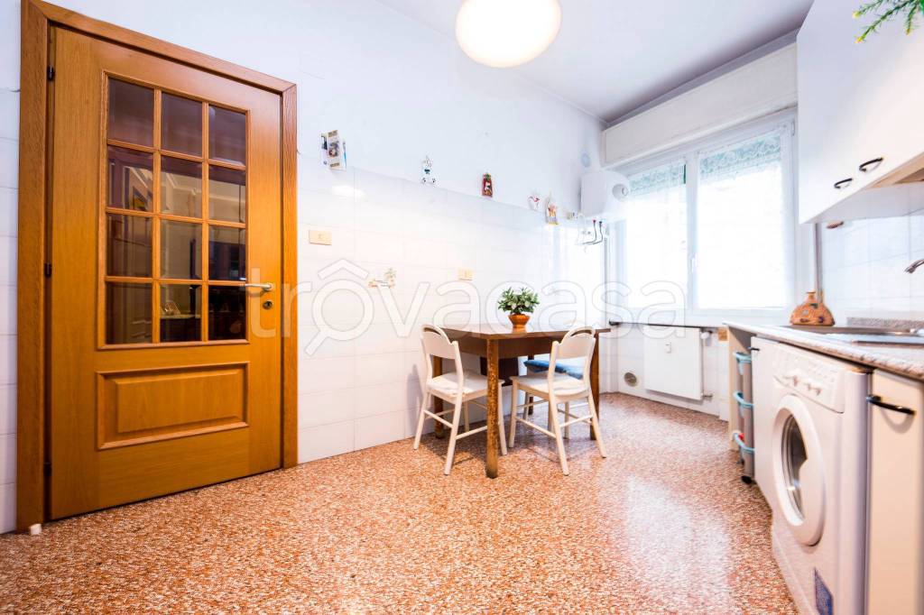 Appartamento in vendita a Genova via Federico Donaver, 10