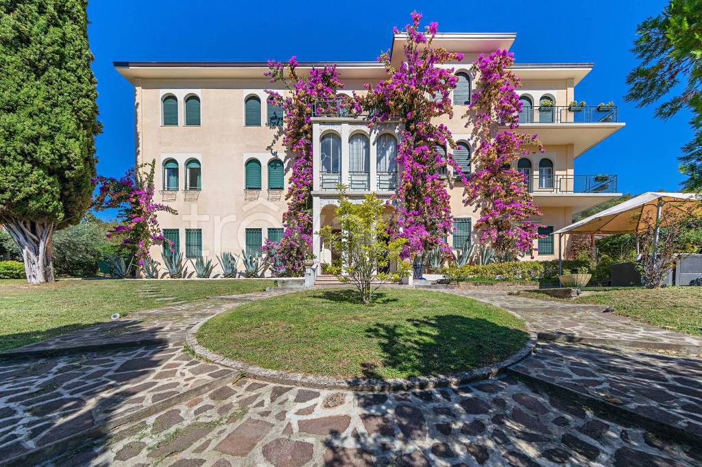 Villa in vendita a Roè Volciano via Gardesana