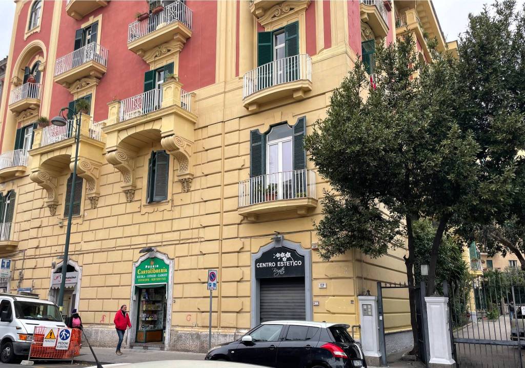 Negozio in affitto a Napoli corso Vittorio Emanuele, 120