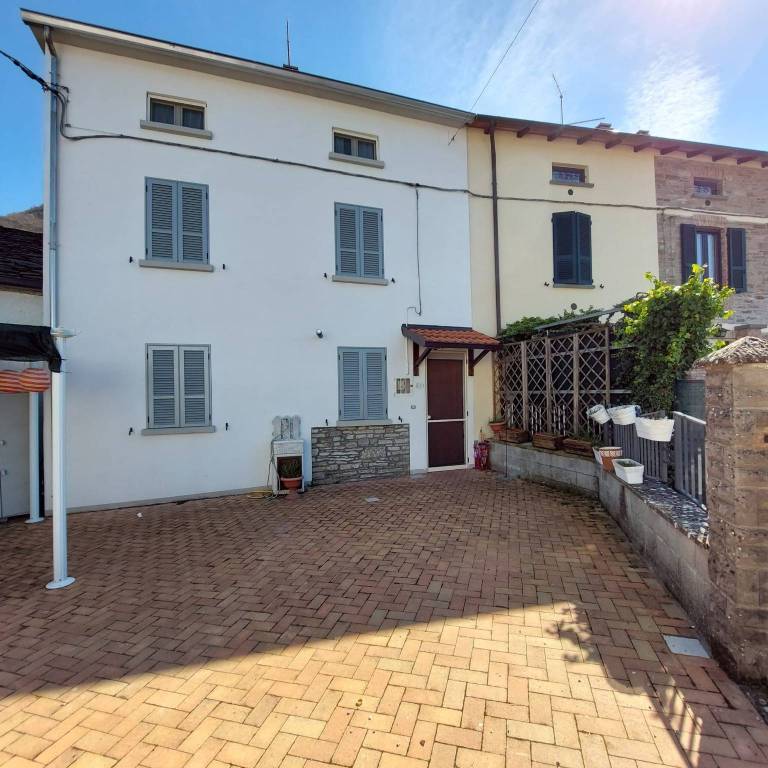 Villa in vendita a Varsi località Perotti, 82