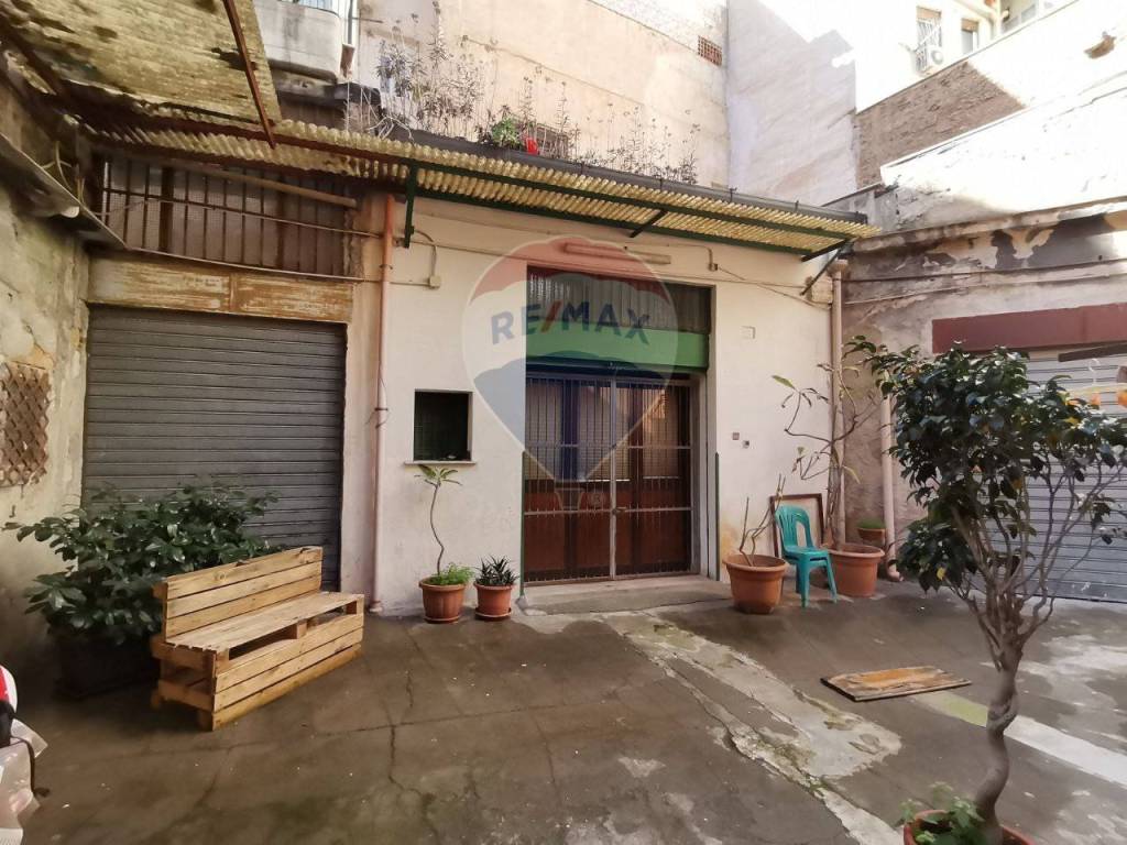 Magazzino in vendita a Palermo via Polara, 48