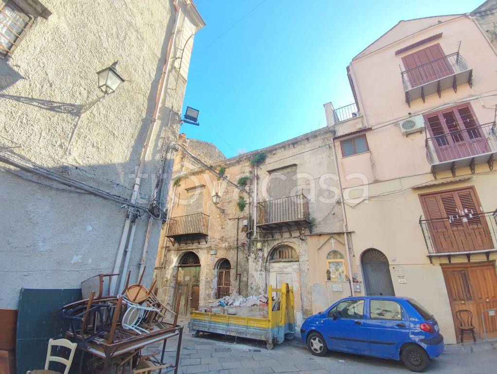 Appartamento in vendita a Palermo via Albergheria
