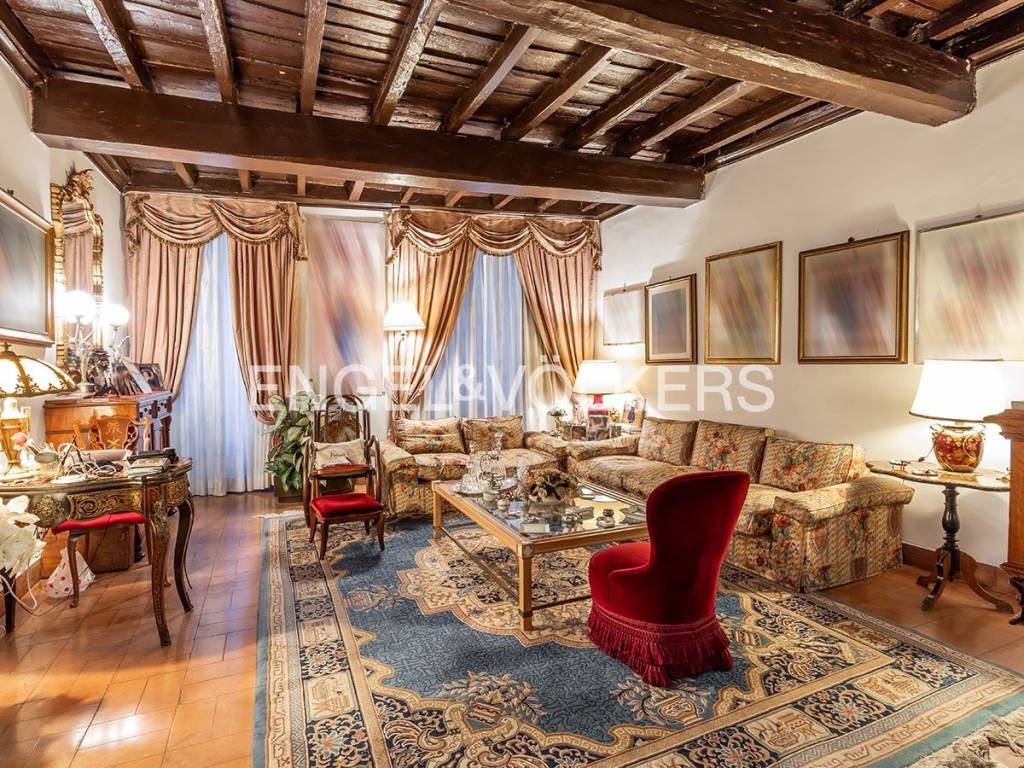 Appartamento in vendita a Roma piazza Rondanini