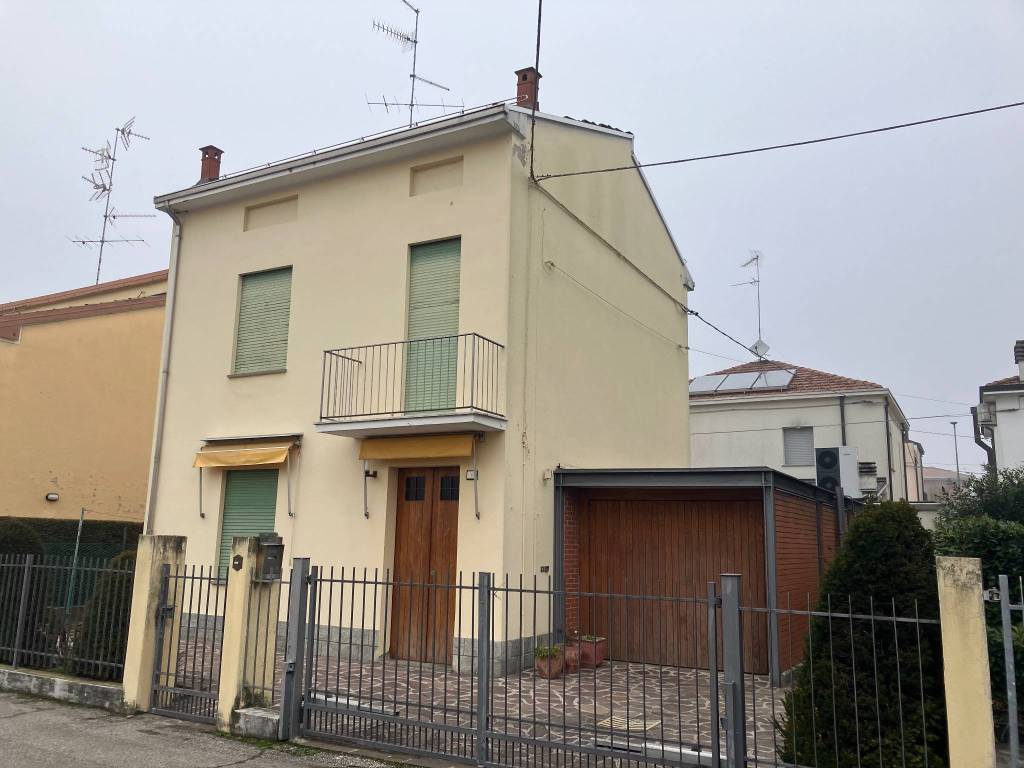 Villa in in vendita da privato a Guastalla via Vincenzo Bellini, 6