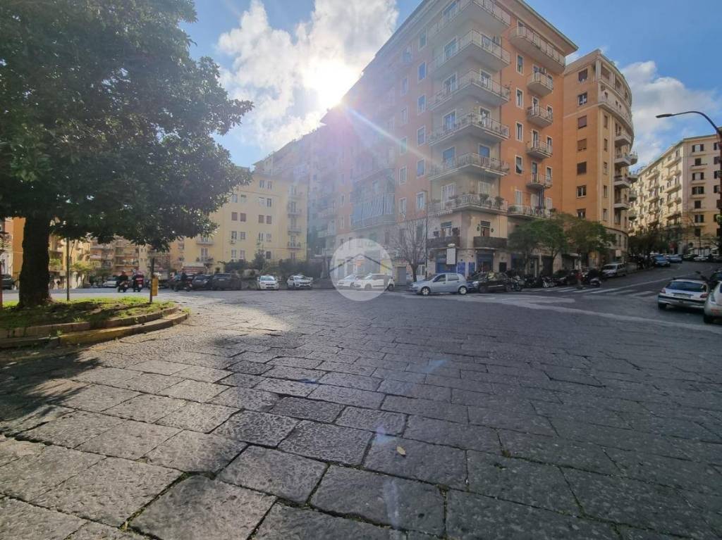 Negozio in affitto a Napoli piazza Leonardo