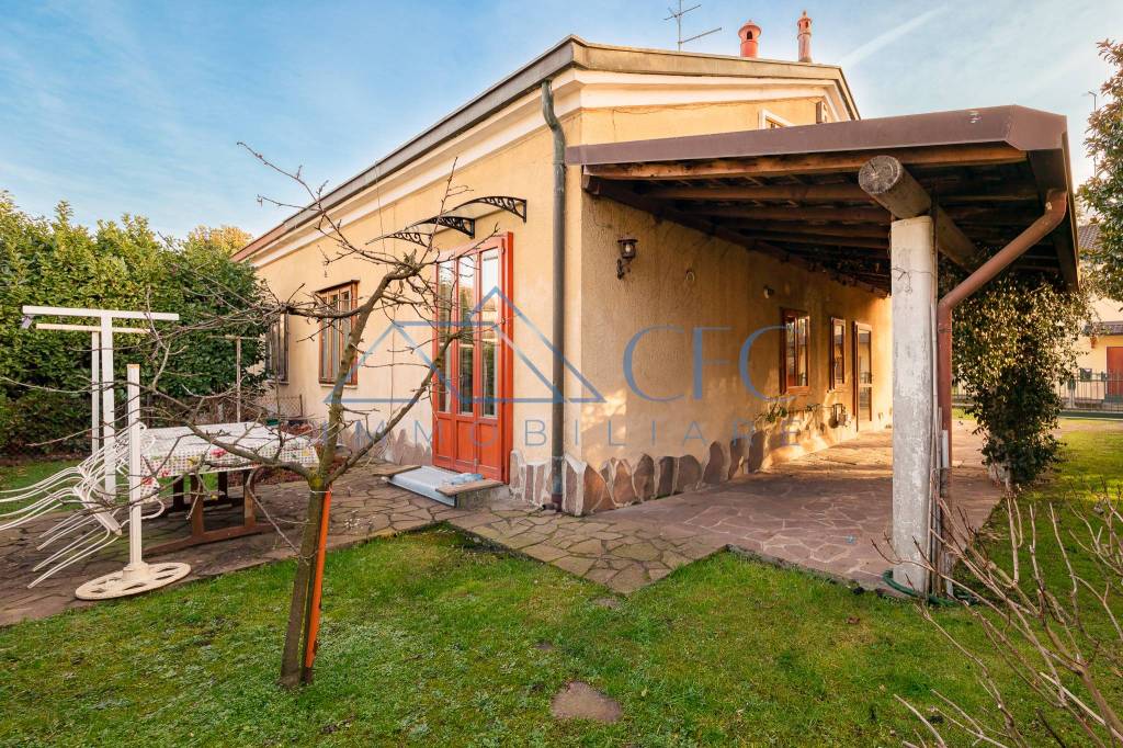 Villa Bifamiliare in vendita a Segrate via del Pruno, 9